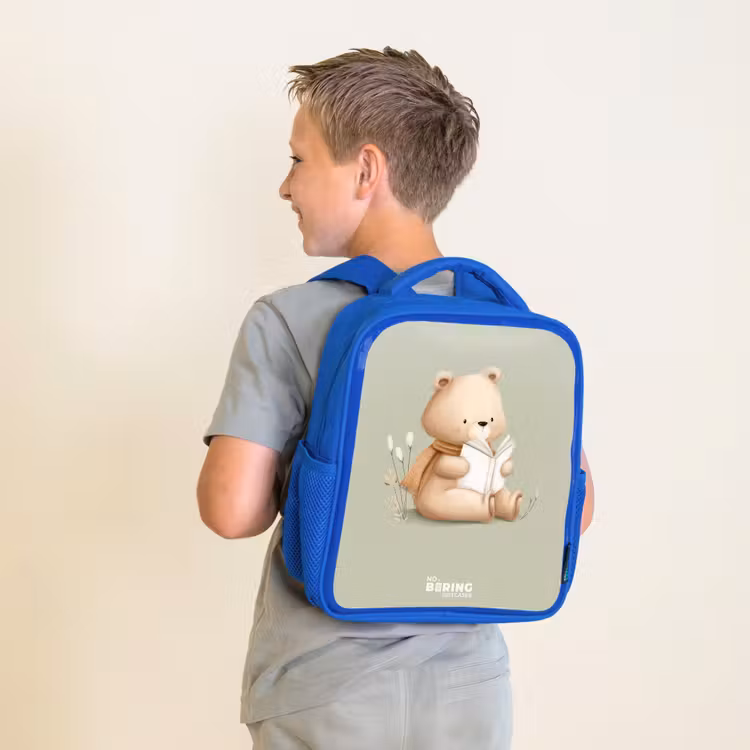 Een bruine beer met een boek - Groen Kinderrugzak - Blauw middel -sfeer2
