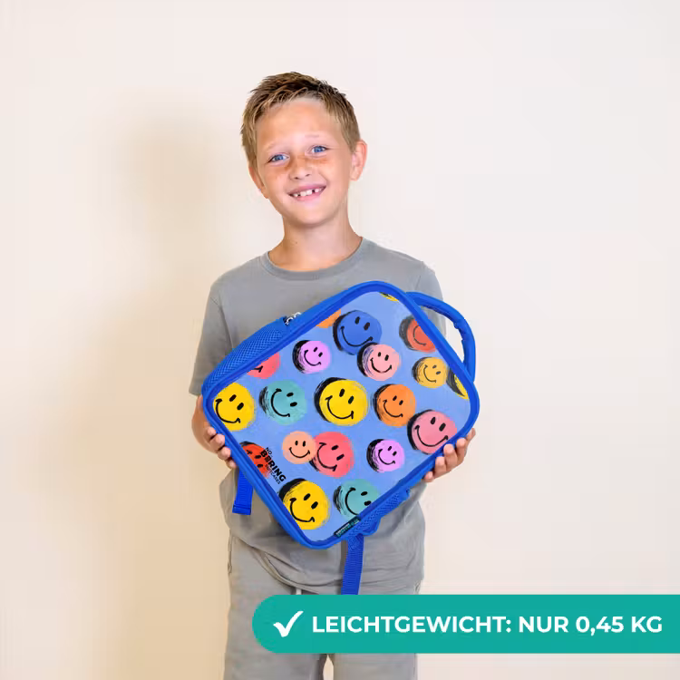 Een speels en kunstzinnig patroon van kleurrijke smileys Kinderrugzak - Blauw middel -sfeer1_DE