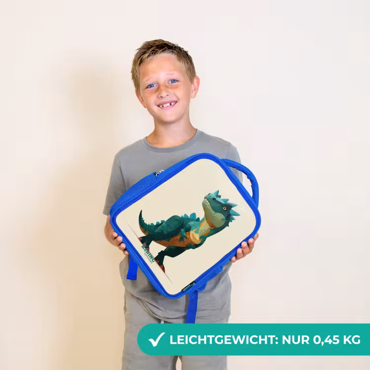 Gehoornde dino met scherpe blik Kinderrugzak - Blauw middel -sfeer1_DE