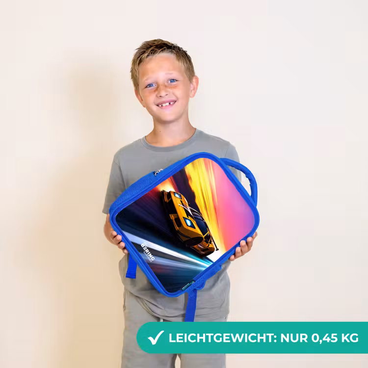 Gele raceauto bij kleurrijke zonsondergang Kinderrugzak - Blauw middel -sfeer1_DE