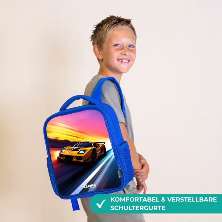 Gele raceauto bij kleurrijke zonsondergang Kinderrugzak - Blauw middel -sfeer3_DE