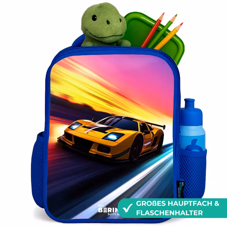 Gele raceauto bij kleurrijke zonsondergang Kinderrugzak - Blauw middel -inhoud_DE