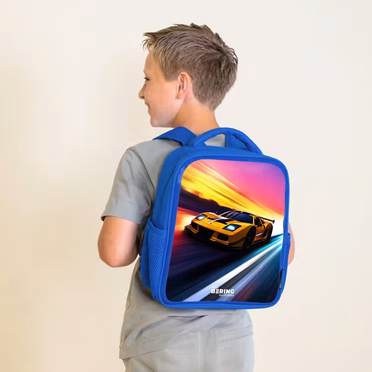 Gele raceauto bij kleurrijke zonsondergang Kinderrugzak - Blauw middel -sfeer2