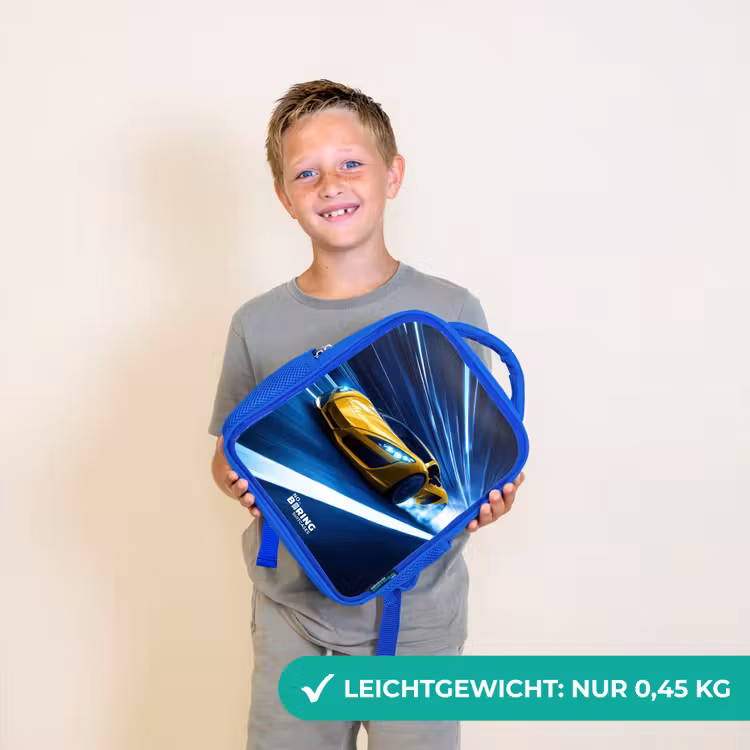 Gele sportwagen in lichttunnel van snelheid Kinderrugzak - Blauw middel -sfeer1_DE