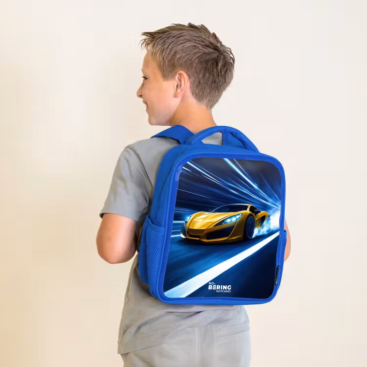 Gele sportwagen in lichttunnel van snelheid Kinderrugzak - Blauw middel -sfeer2