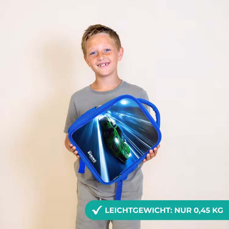 Groene supercar flitst door neonlicht Kinderrugzak - Blauw middel -sfeer1_DE