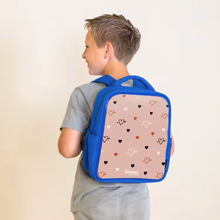 Hartjes met pijlen in zwart, wit en roze Kinderrugzak - Blauw middel -sfeer2