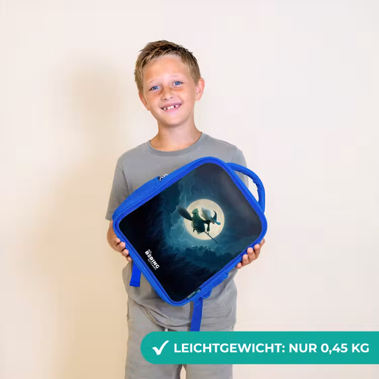 Heks in Maanlichtvlucht Kinderrugzak - Blauw middel -sfeer1_DE