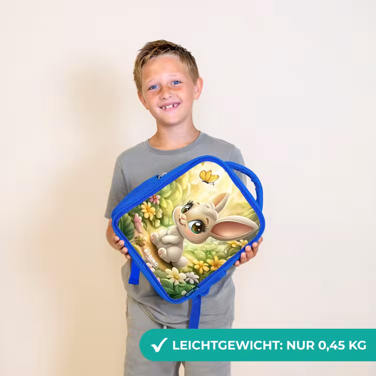 Konijn - Zonlicht - Sprookjesachtig - Vlinder Kinderrugzak - Blauw middel -sfeer1_DE