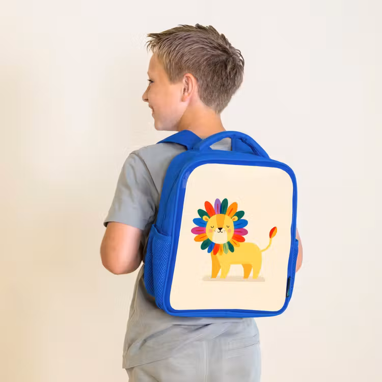 Leeuw - Kleurrijke manen - Beige Kinderrugzak - Blauw middel -sfeer2