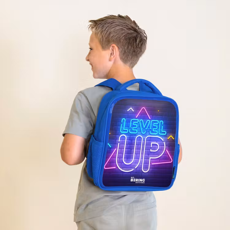 Neonletters op een bakstenen muur Kinderrugzak - Blauw middel -sfeer2
