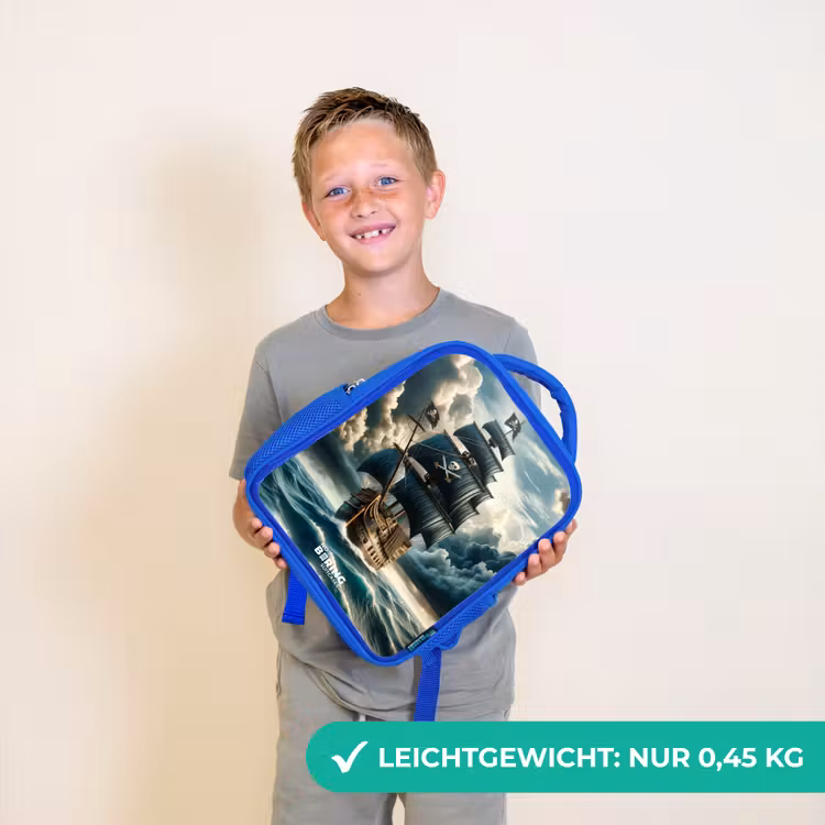 Piratenschip op een woeste zee Kinderrugzak - Blauw middel -sfeer1_DE
