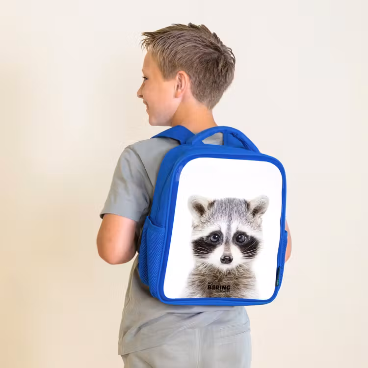 Rachid Racoon Kinderrugzak - Blauw middel -sfeer2