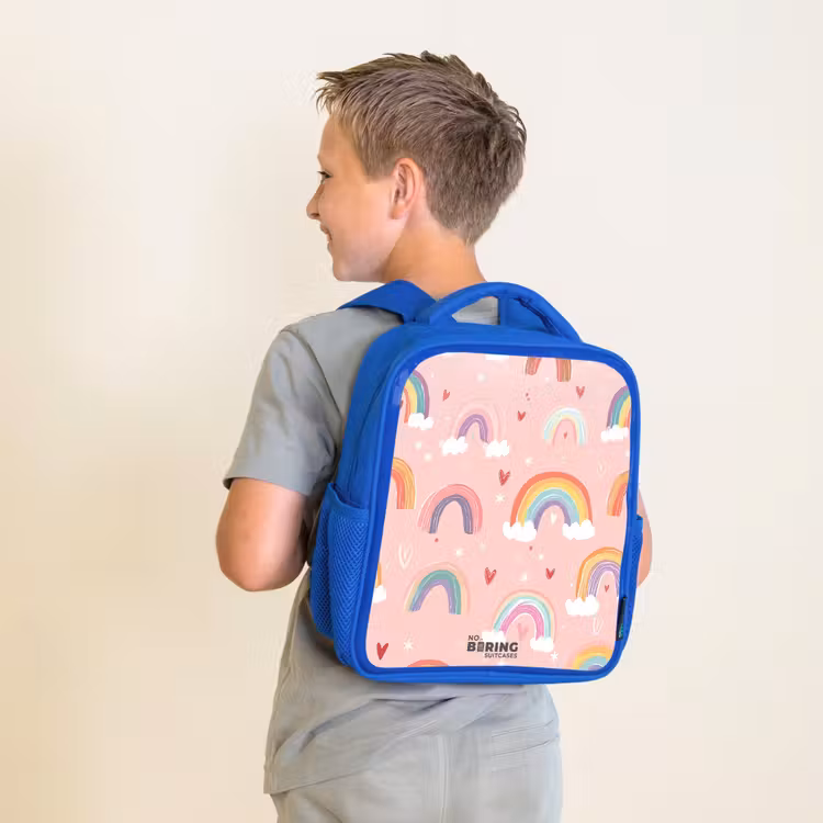 Regenbogen op een roze achtergrond Kinderrugzak - Blauw middel -sfeer2