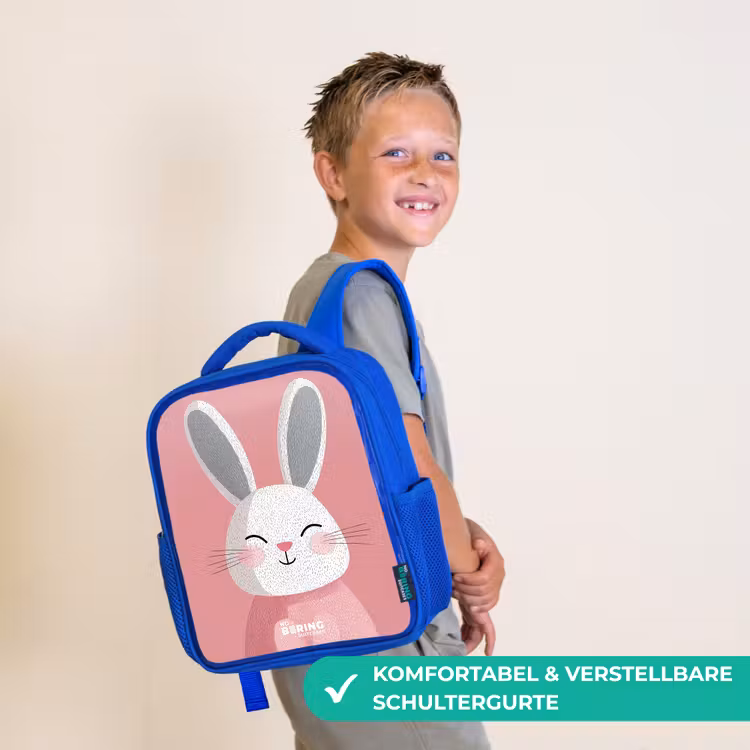 Roze - Konijn - Glimlach - Illustratie Kinderrugzak - Blauw middel -sfeer3_DE