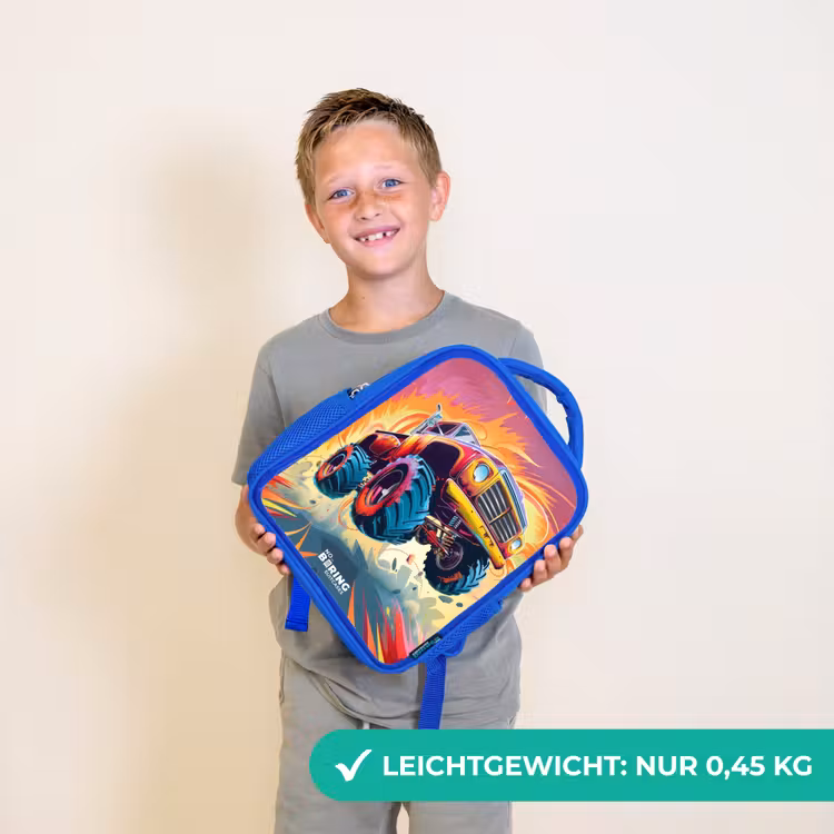 Roze Monstertruck Vliegt over het Asfalt Kinderrugzak - Blauw middel -sfeer1_DE