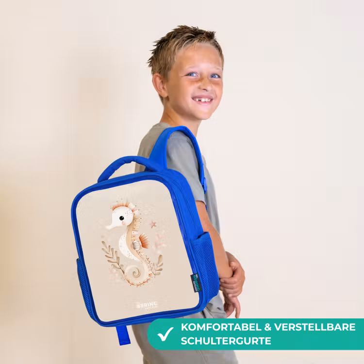 Roze zeepaardje tussen zeeplanten Kinderrugzak - Blauw middel -sfeer3_DE