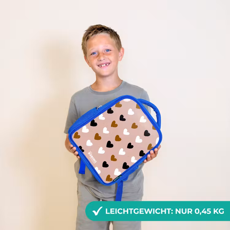 Zwart, wit en bruin hartjespatroon op oudroze achtergrond Kinderrugzak - Blauw middel -sfeer1_DE