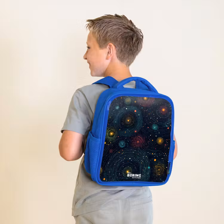 Sterren - Planeten - Kleurrijk Kinderrugzak - Blauw middel -sfeer2