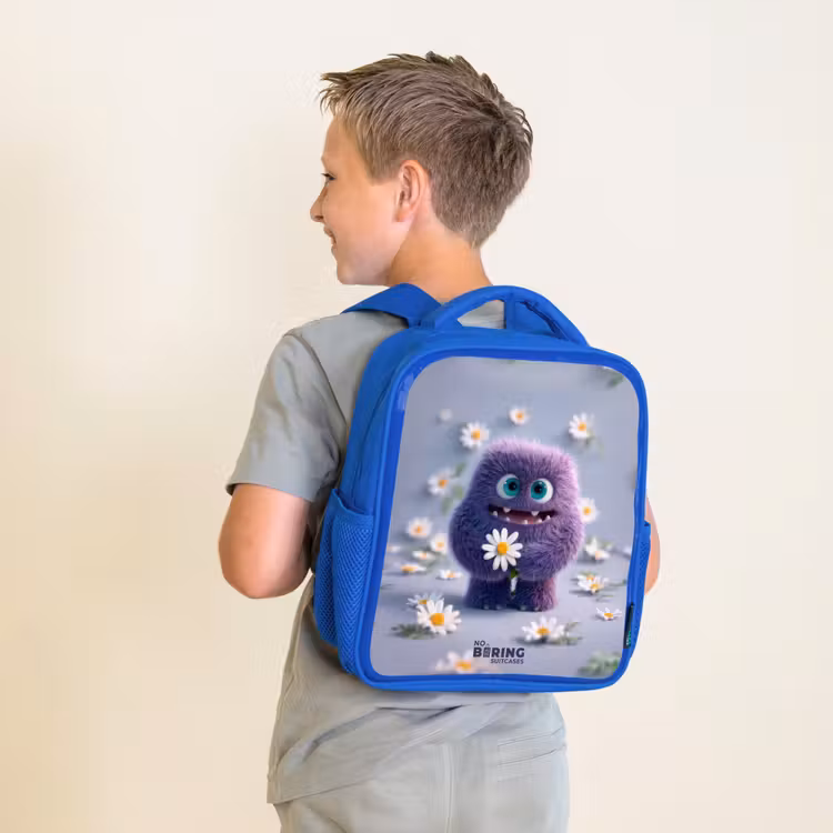 Paars Pluizig Vriendje met Madelief Kinderrugzak - Blauw middel -sfeer2