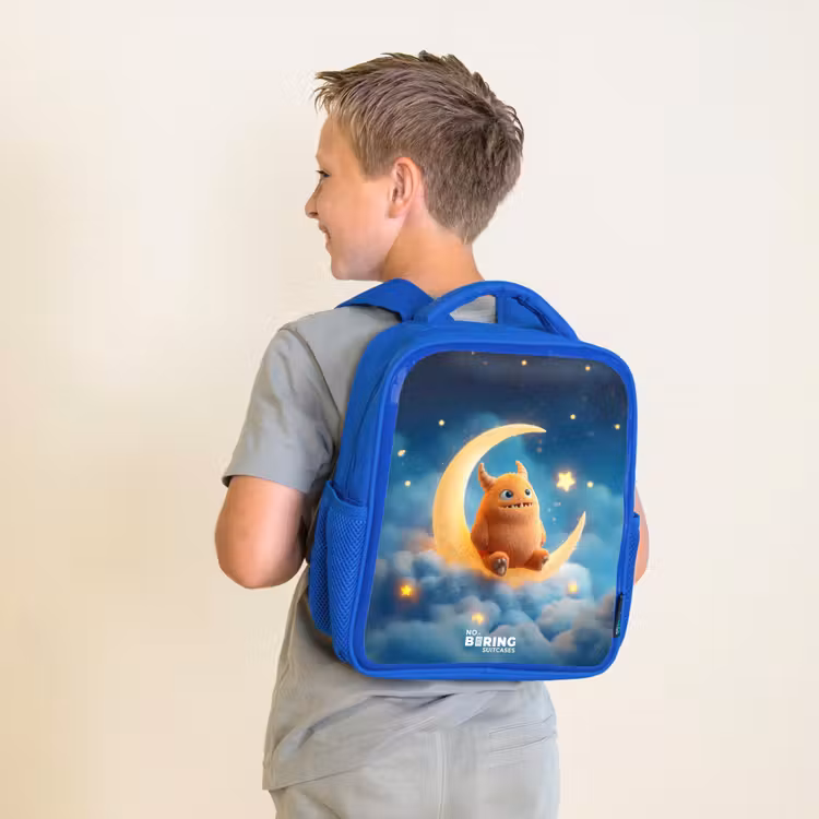 Oranje monster op maansikkel Kinderrugzak - Blauw middel -sfeer2