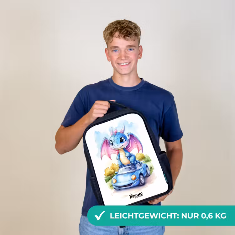 Baby draak op blauwe auto in bosrijk landschap Rugzak - Zwart middel -sfeer7_DE