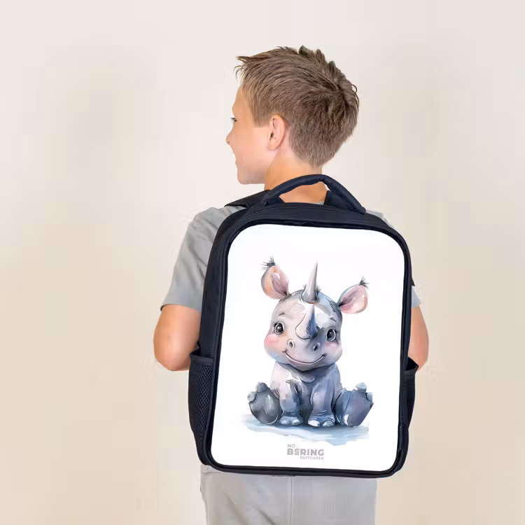 Baby neushoorn Rugzak - Zwart middel -sfeer2