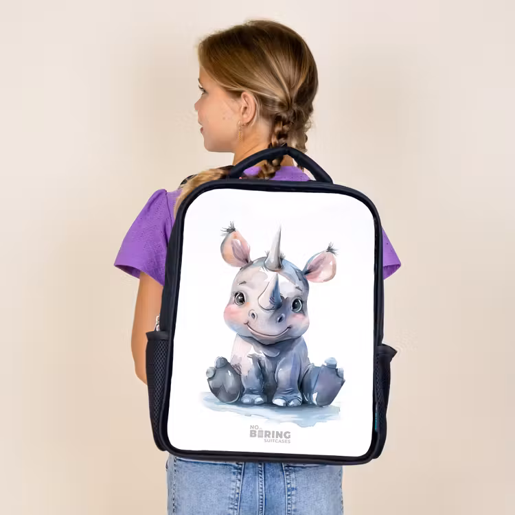 Baby neushoorn Rugzak - Zwart middel -sfeer5