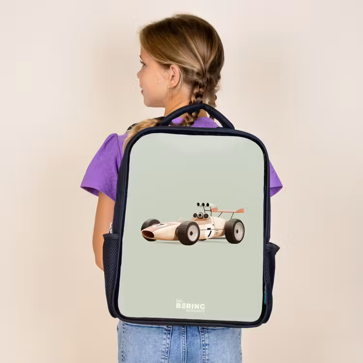 Beige retro raceauto op groen achtergrond Rugzak - Zwart middel -sfeer5