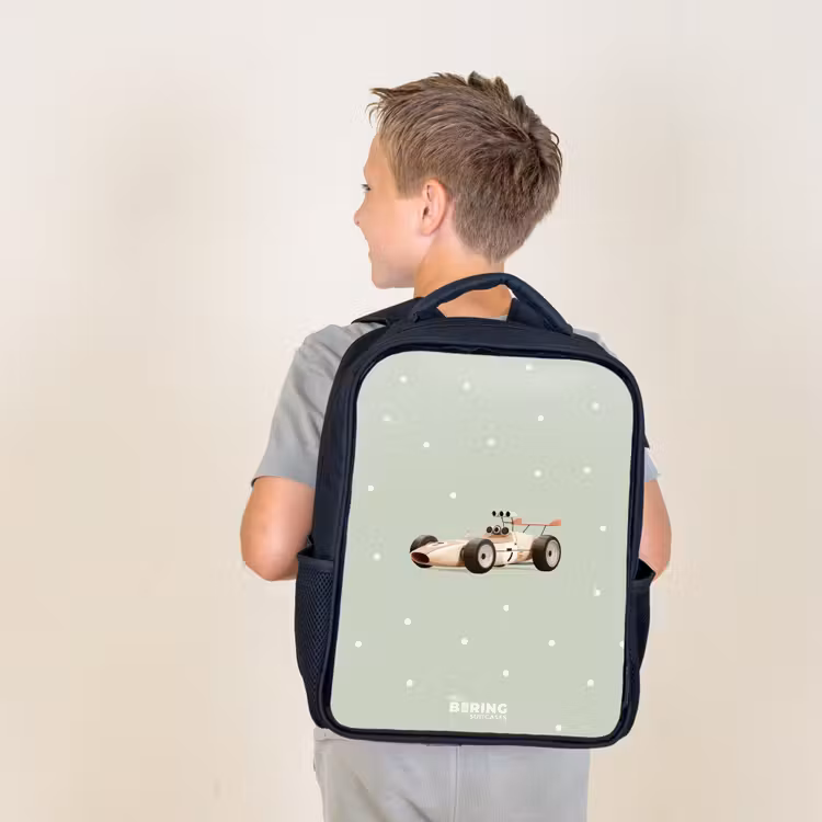 Beige retro raceauto op groene stippen achtergrond Rugzak - Zwart middel -sfeer2
