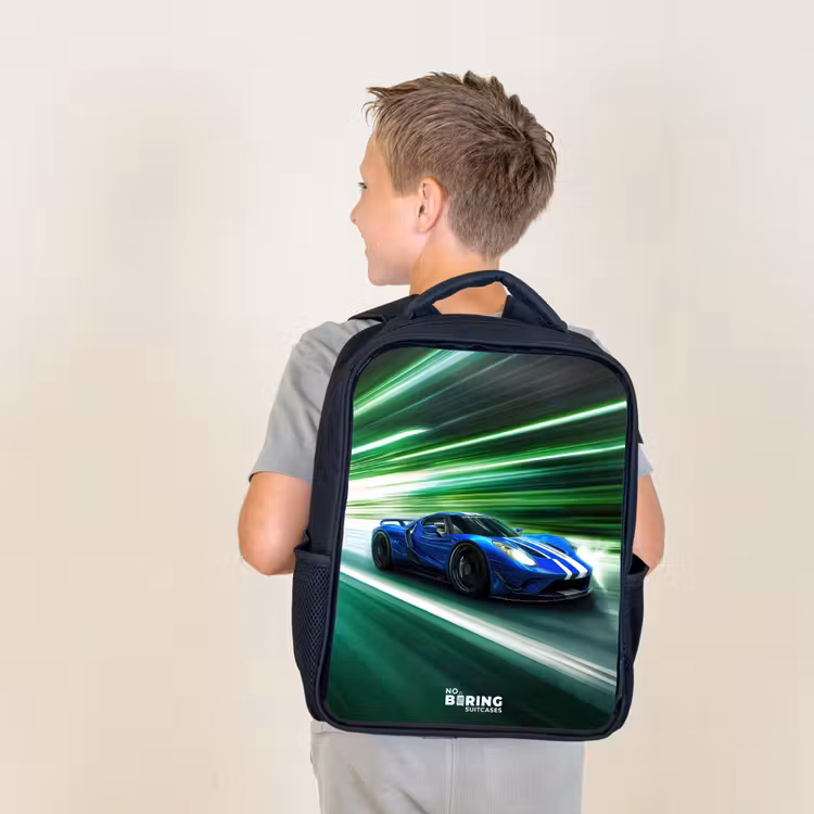 Blauwe raceauto met strepen in groene tunnel Rugzak - Zwart middel -sfeer2