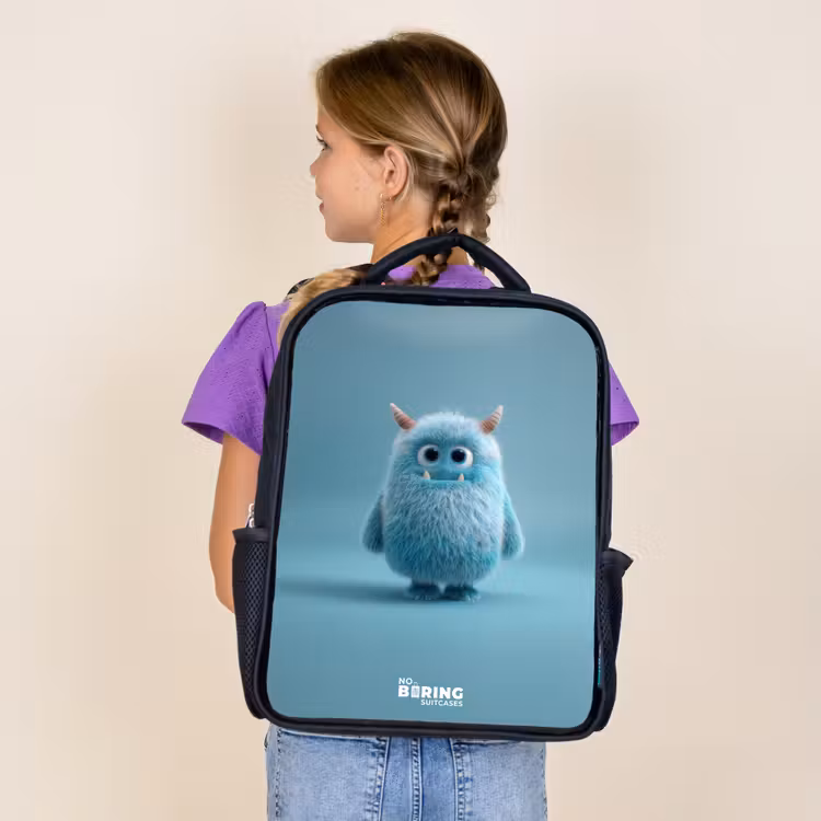 Blauw pluizig monster met hoorns Rugzak - Zwart middel -sfeer5