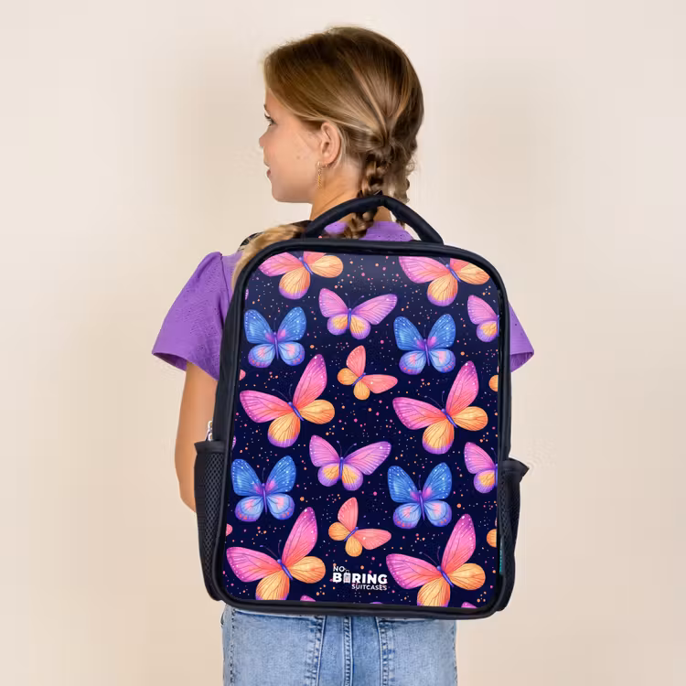 Kleurrijke vlinders in roze en blauw Rugzak - Zwart middel -sfeer5