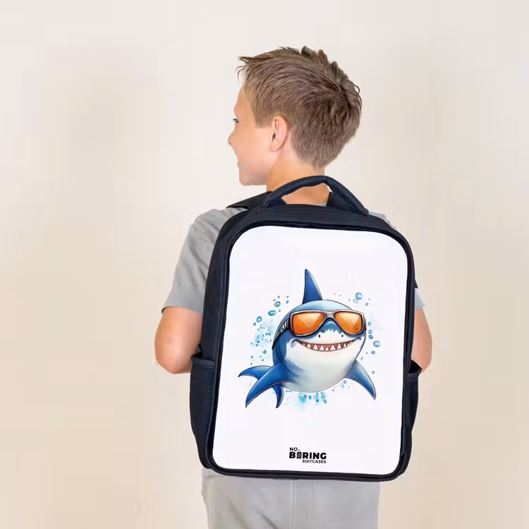 Coole haai met zonnebril in het water Rugzak - Zwart middel -sfeer2