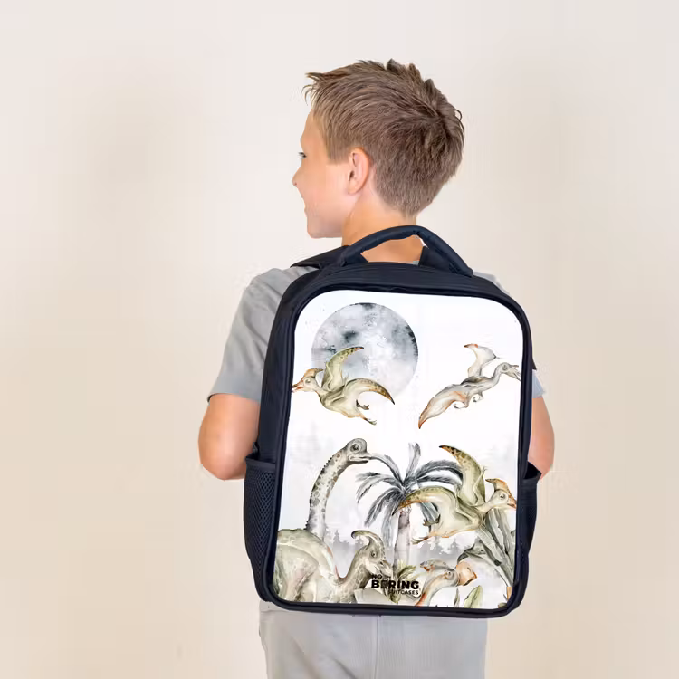 Dino's in de jungle Rugzak - Zwart middel -sfeer2