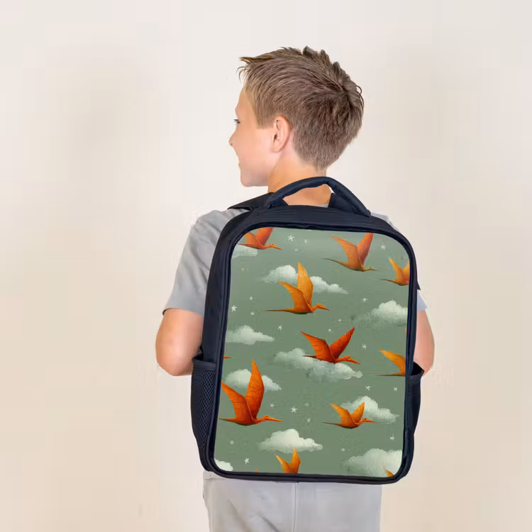 Dinosaurussen - Wolken - Sterren - Oranje Rugzak - Zwart middel -sfeer2