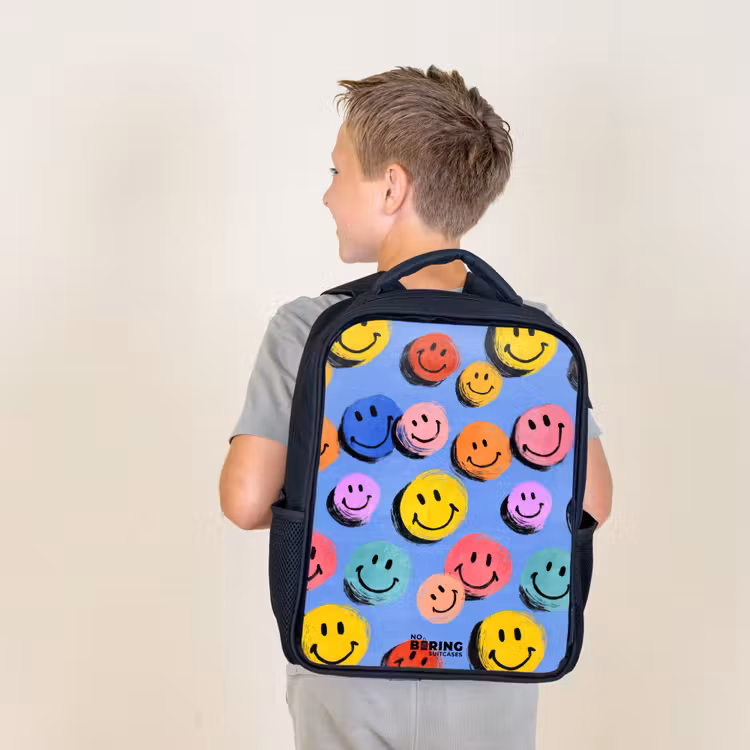 Een speels en kunstzinnig patroon van kleurrijke smileys Rugzak - Zwart middel -sfeer2