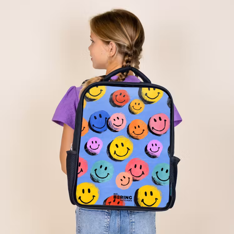 Een speels en kunstzinnig patroon van kleurrijke smileys Rugzak - Zwart middel -sfeer5