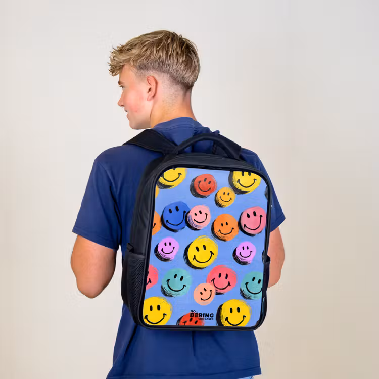 Een speels en kunstzinnig patroon van kleurrijke smileys Rugzak - Zwart middel -sfeer8