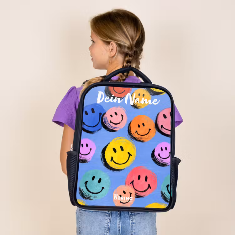 Een speels en kunstzinnig patroon van kleurrijke smileys Rugzak - Zwart middel -sfeer5