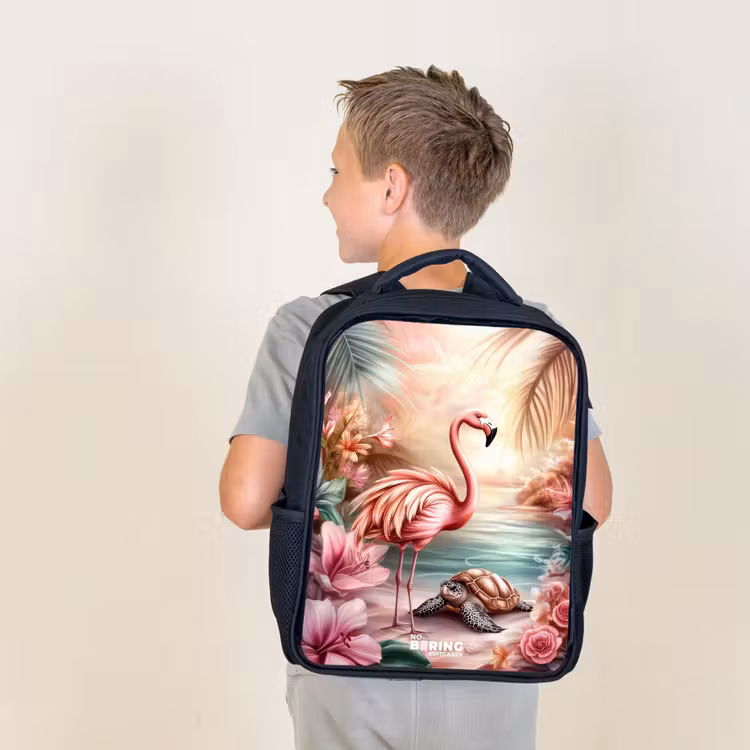 Flamingo en schildpad op een roze strand. Rugzak - Zwart middel -sfeer2