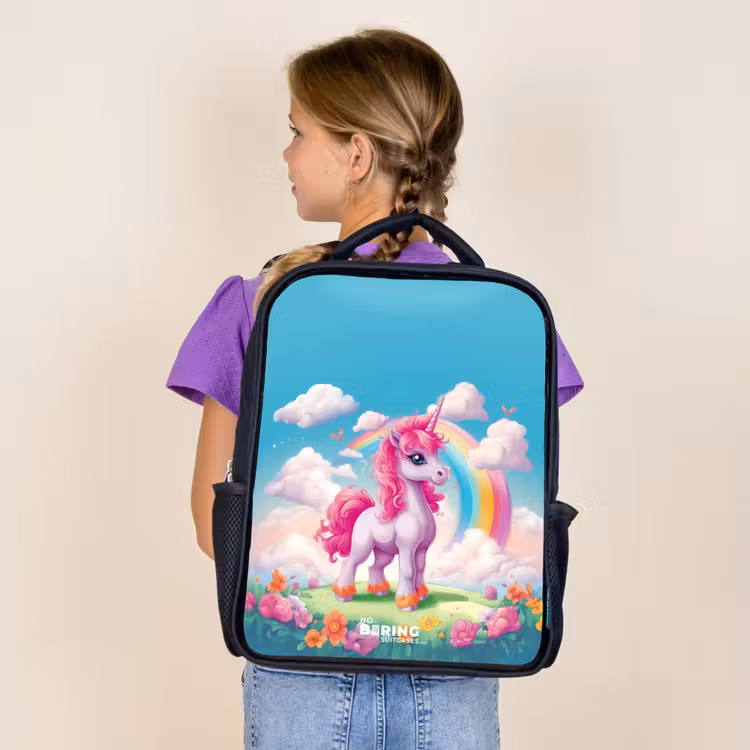 Vrolijke eenhoorn bij een regenboog Rugzak - Zwart middel -sfeer5
