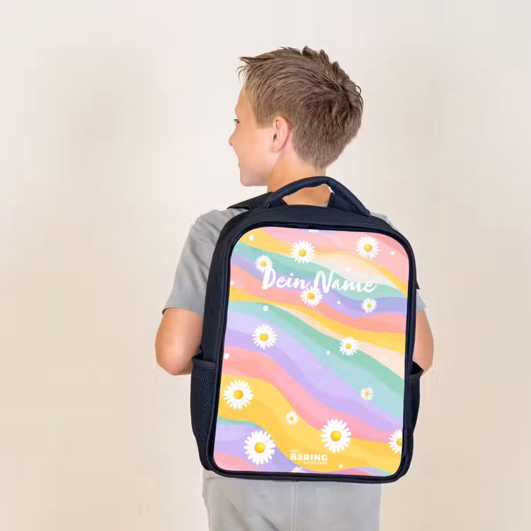 Madeliefjes op regenboogachtergrond Rugzak - Zwart middel -sfeer2