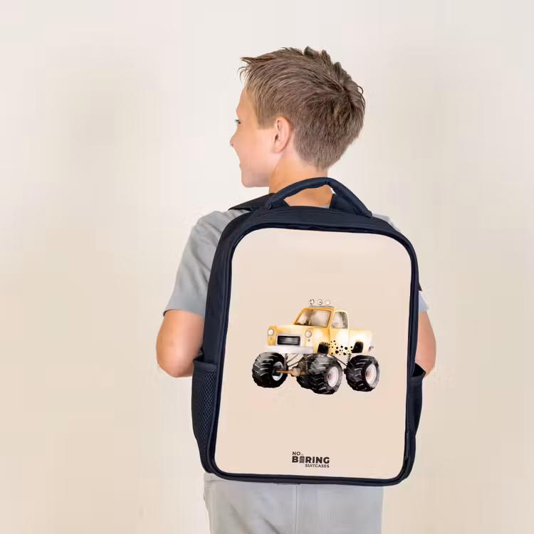 Gele monstertruck op een beige achtergrond Rugzak - Zwart middel -sfeer2