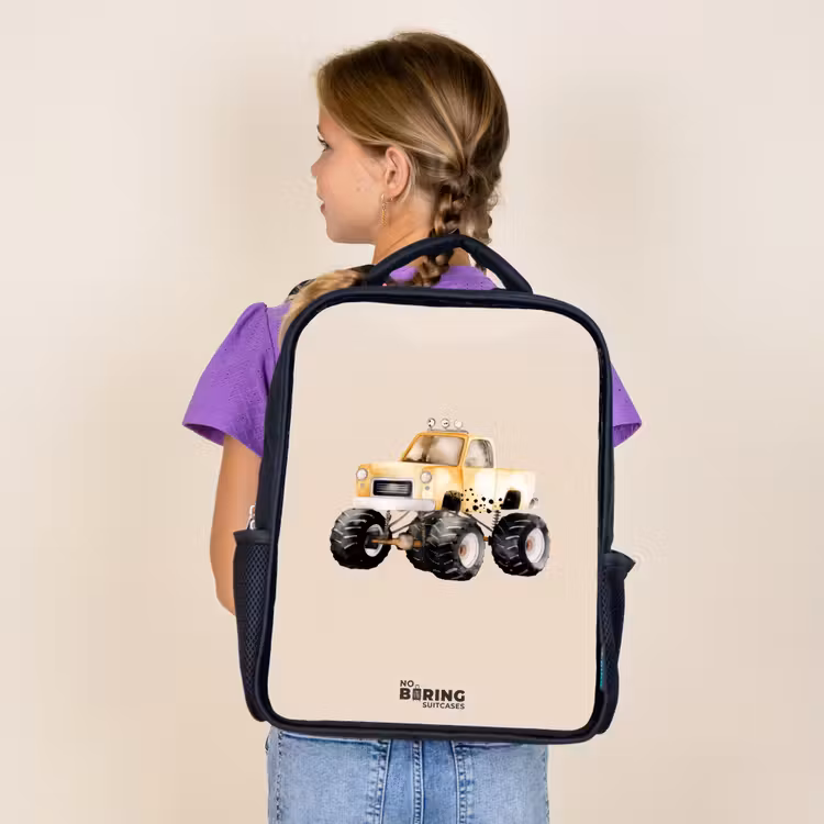 Gele monstertruck op een beige achtergrond Rugzak - Zwart middel -sfeer5