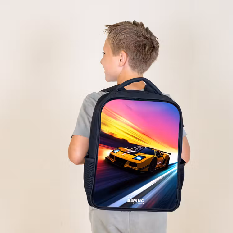 Gele raceauto bij kleurrijke zonsondergang Rugzak - Zwart middel -sfeer2