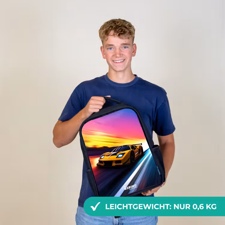 Gele raceauto bij kleurrijke zonsondergang Rugzak - Zwart middel -sfeer7_DE