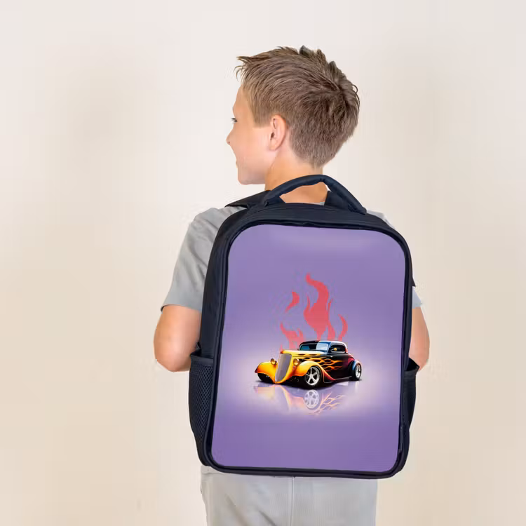 Gele auto met roze vlammen Rugzak - Zwart middel -sfeer2