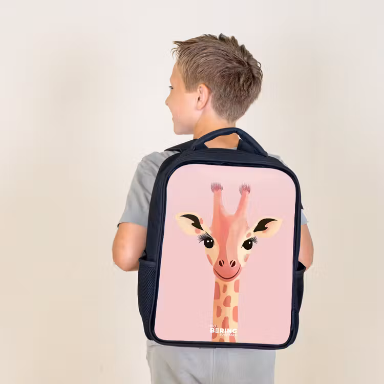 Giraffe - Wimpers - Minimalistisch - Roze Rugzak - Zwart middel -sfeer2