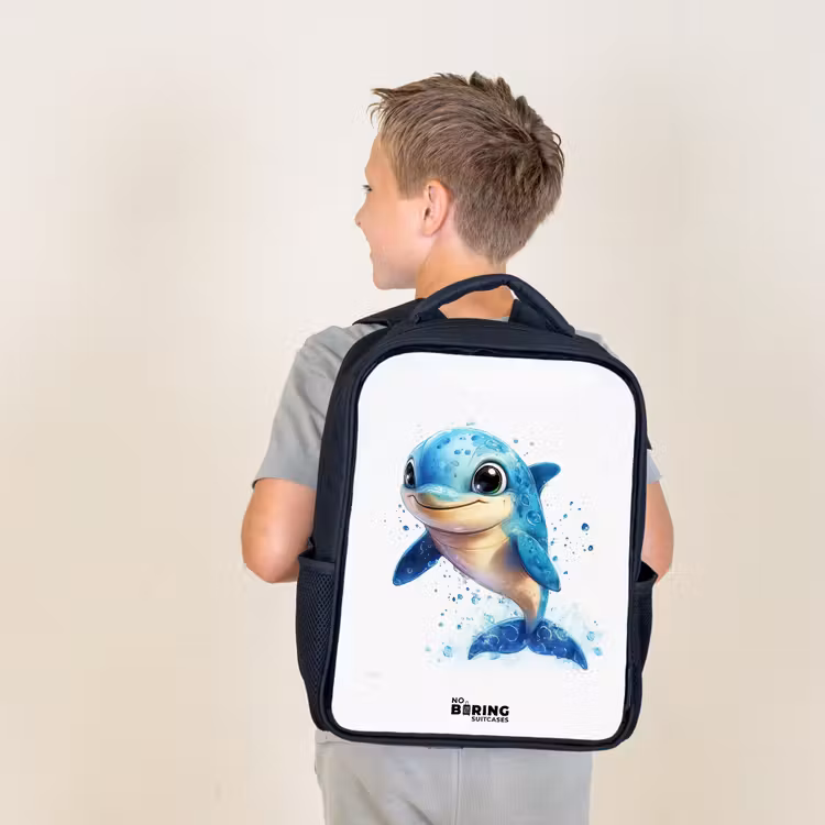 Blije dolfijn met waterdruppels op wit Rugzak - Zwart middel -sfeer2